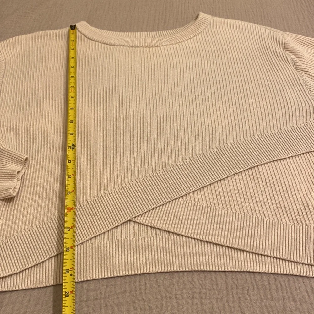 LULULEMON ATHLETICA Cream Cropped Sweater. Size 10